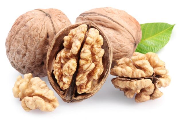 Pinapalakas ng walnut ang mga daluyan ng dugo at pinapa-normalize ang hormonal background ng isang lalaki